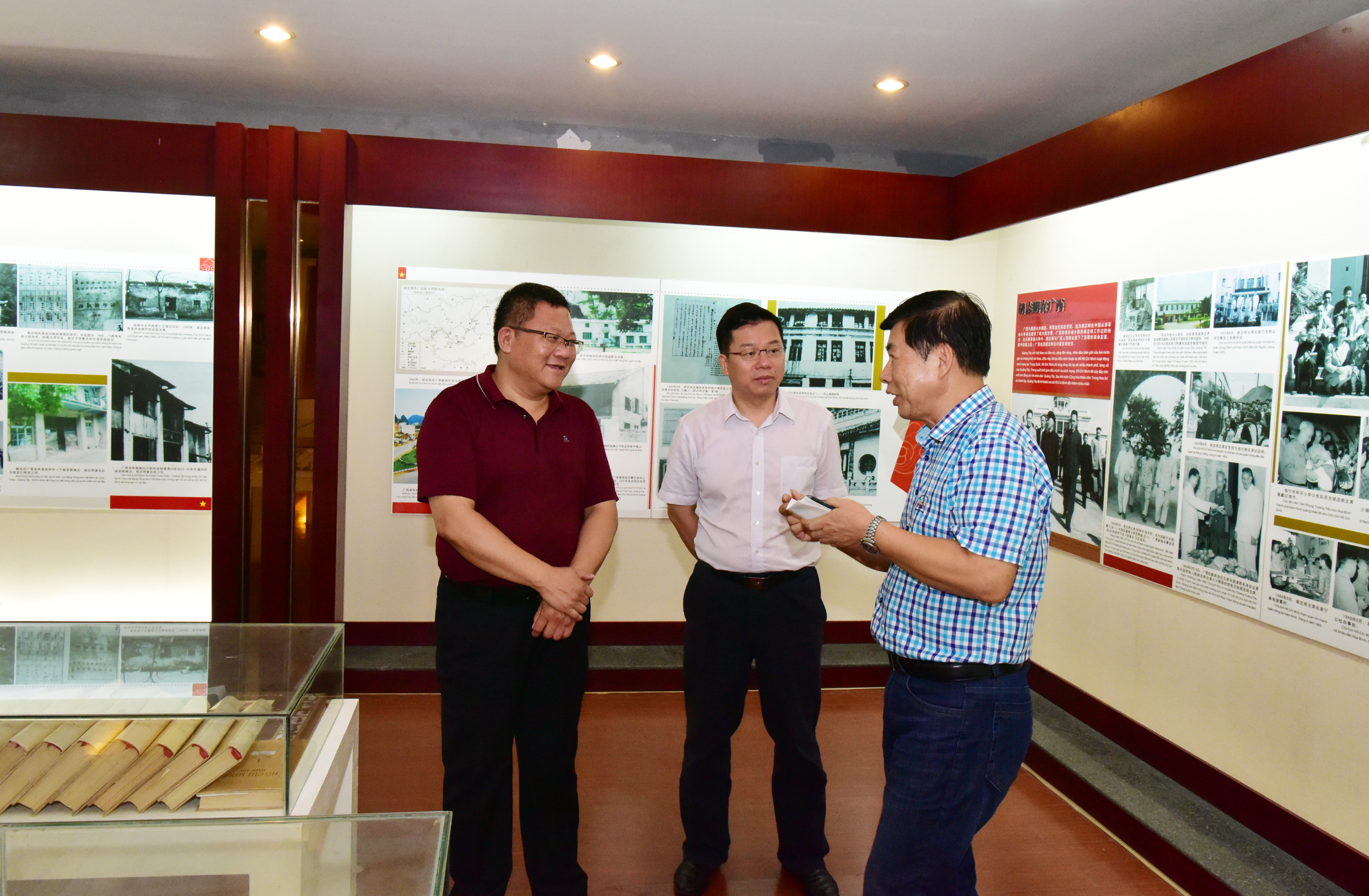 参观学校纪念馆听汇报9.jpg