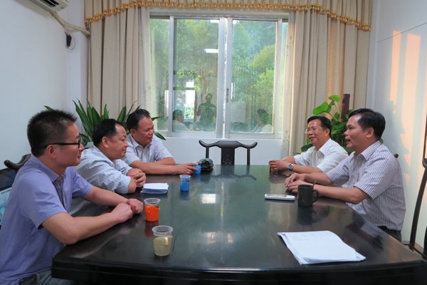 副校长覃卫国一行与校友进行座谈