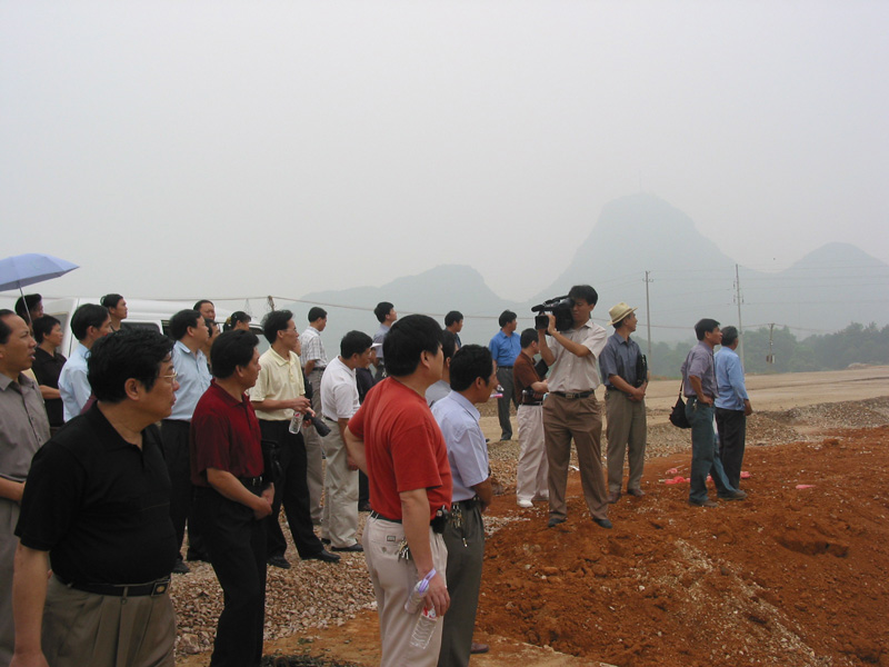 我校组织中层领导干部察看新校区拟选地址（图2）