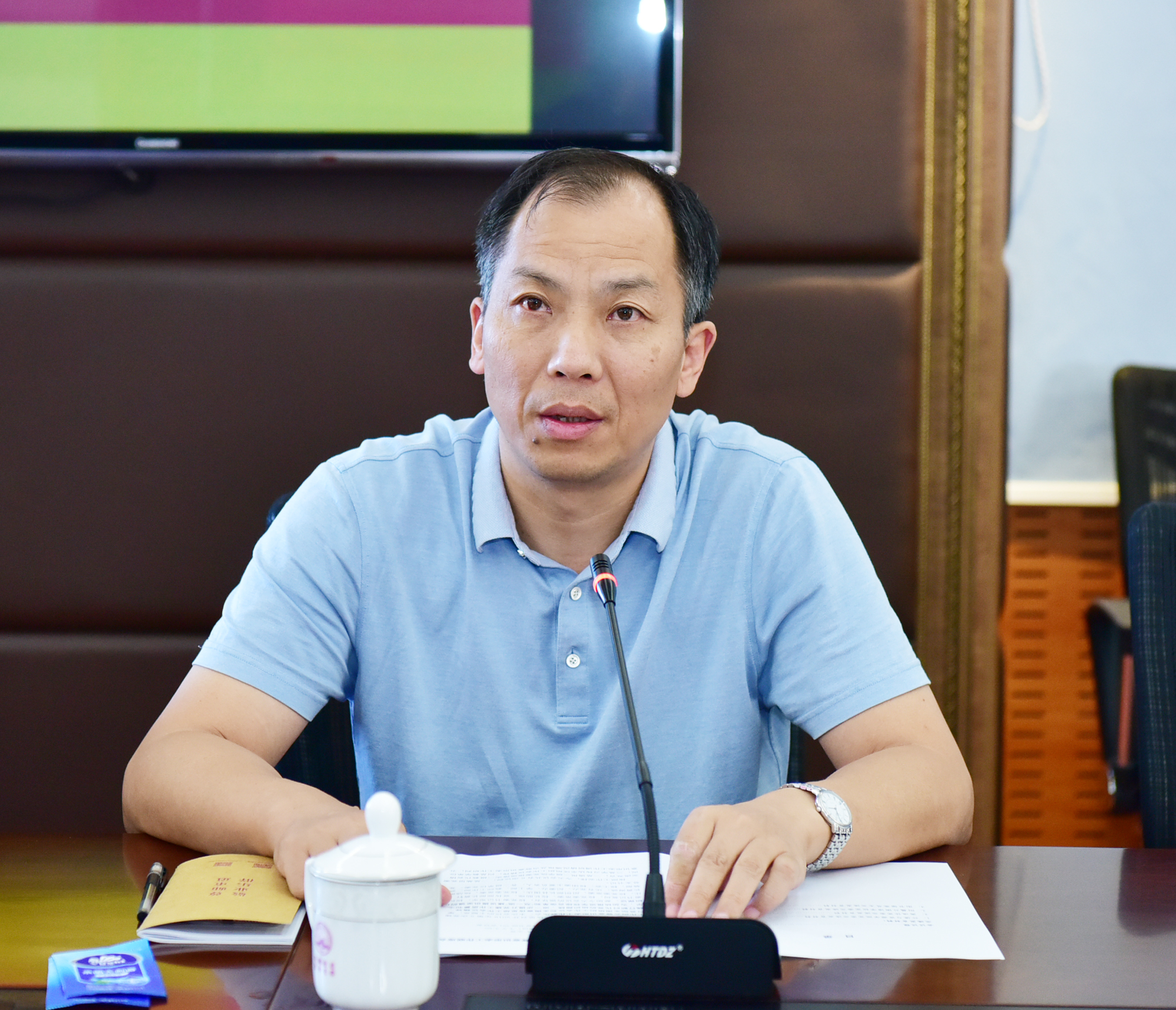 校党委副书记旷永青主持会议9.jpg