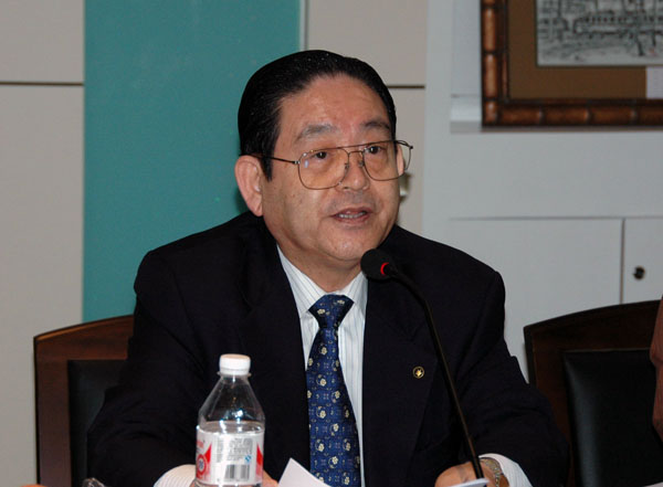 香港国际创价学会理事长李刚寿先生在会上介绍池田大作先生的事迹。