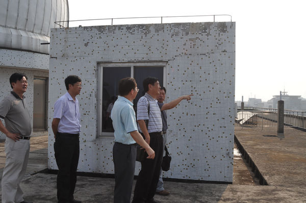 调研组考察我校太阳能光电转换设施