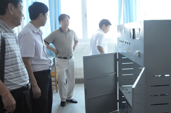 调研组考察我校太阳能研发实验室设施