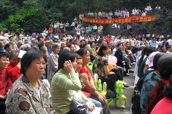 不少市民观看了联欢活动。