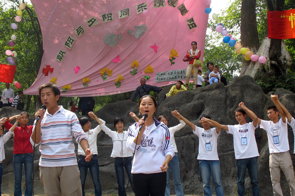 大学生们表演的二重唱。