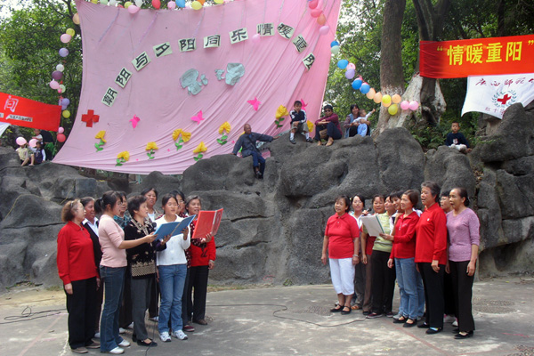 青年大学生和老人们同台合唱。