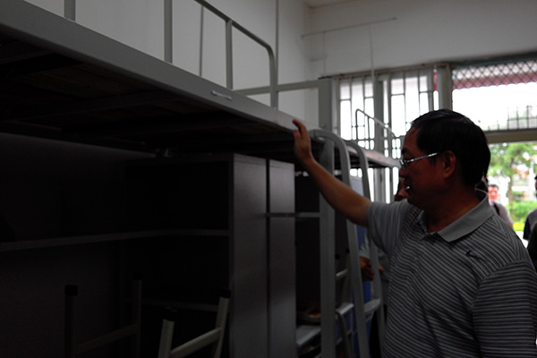 唐仁郭副书记到新生宿舍检查