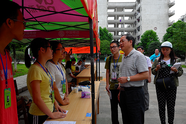 唐仁郭副书记检查迎新工作