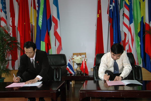 梁宏校长与泰国清迈府第一教育厅华文教育发展中心司涛经理签订双方合作协议书。