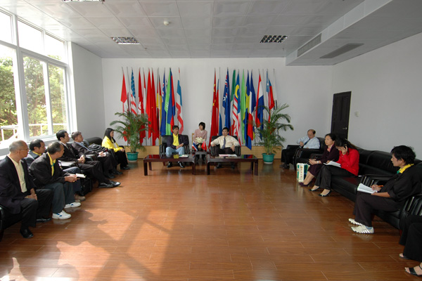 梁宏校长在国际教育交流中心会议室与来访客人亲切会谈。