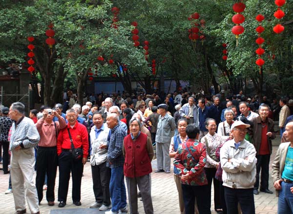 老同志们兴致勃勃参加重阳节登山活动