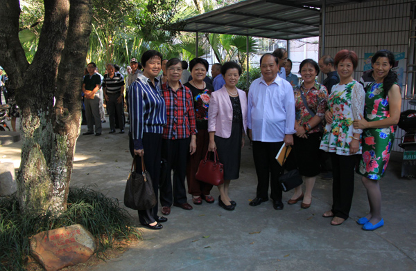 校友们认捐爱心树现场