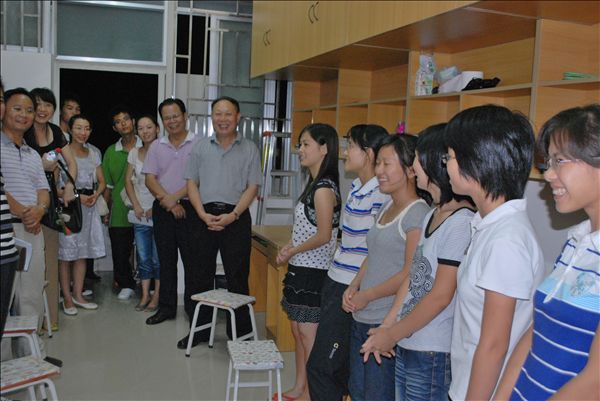 刘健斌副校长走进政治与行政学院的新生宿 </div></div> </div>
</div>
</div>
<div class=