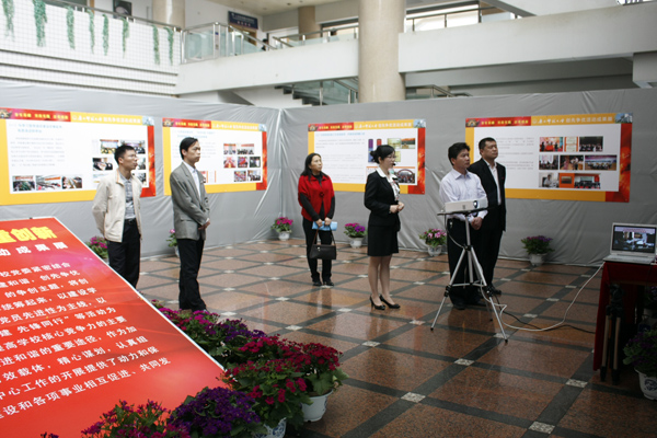 成果展开展当天,出席广西第二届优秀村党组织书记大专学历教育试点班开班典礼的领导参观展览