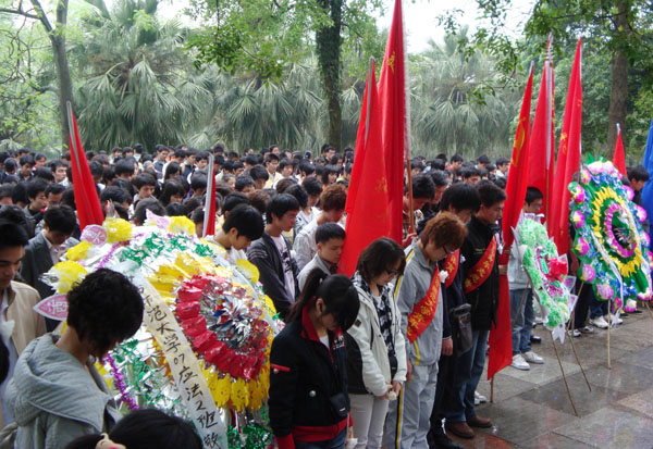 同学们在烈士墓前默哀。