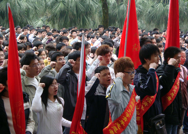 同学们在烈士墓前宣誓。