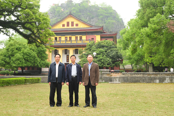 国家林业局纪检组长陈述贤(中)与刘健斌副校长合影