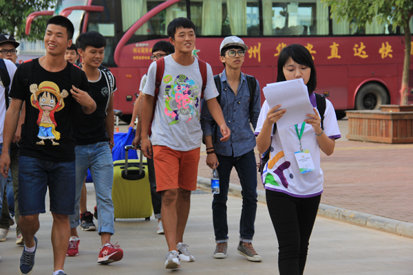 志愿者带领演员入场（陈明悦摄）
