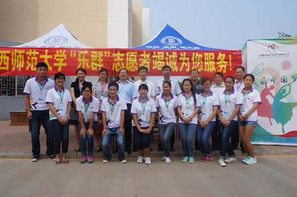 教育厅副厅长白志繁与志愿者合影（奉偲茗 摄）