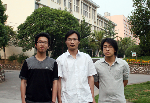 我校用创业所得向灾区捐款的3名大学生,左起分别为牛智海、温扬和曹志灵。