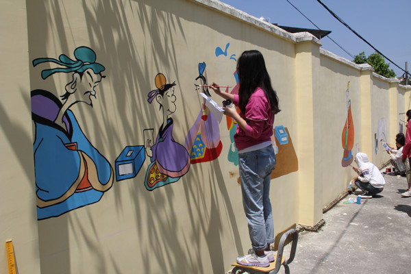 美术学院绘制国学主题壁画