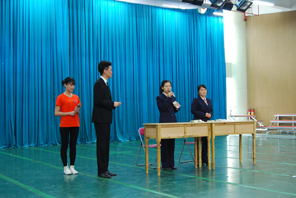 经济管理学院文化月中专业人员讲解点钞指法