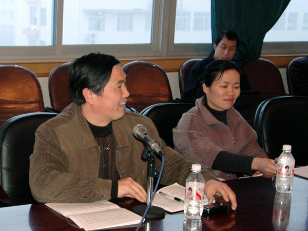 张鹏在会上讲话。