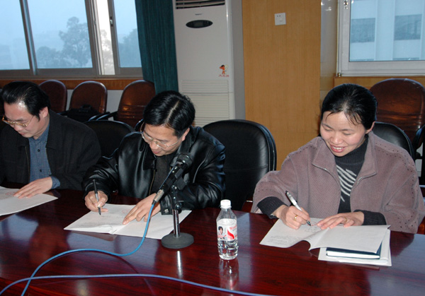 林娜与各单位负责人签订安全稳定工作责任书。