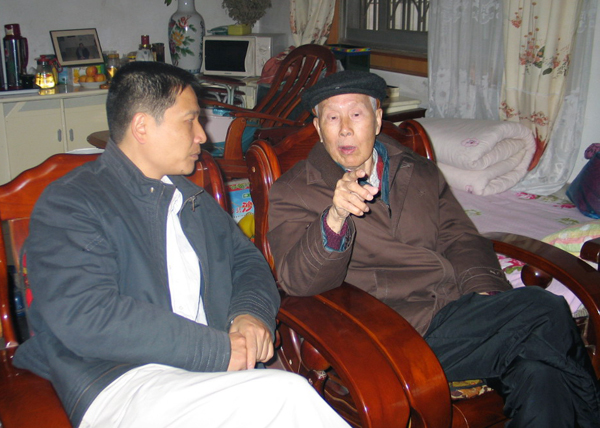 采访陈培干老师(右）。