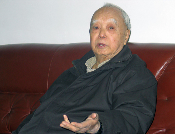 贺老向校口述史项目组介绍情况。