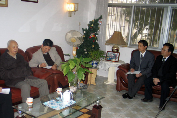 贺老（左一）在接受采访。