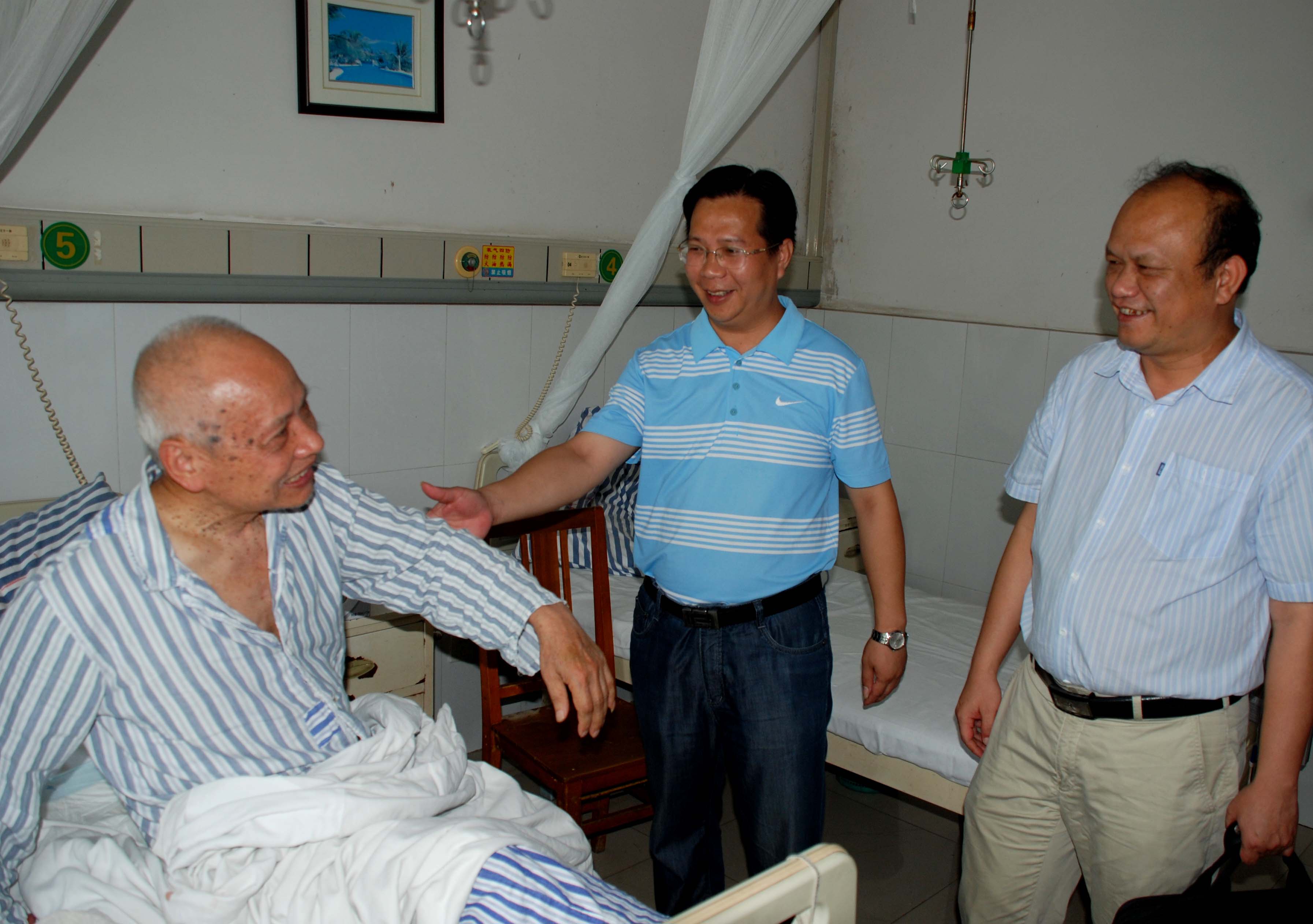 覃卫国副校长（中）到医院看望慰问离退休党员