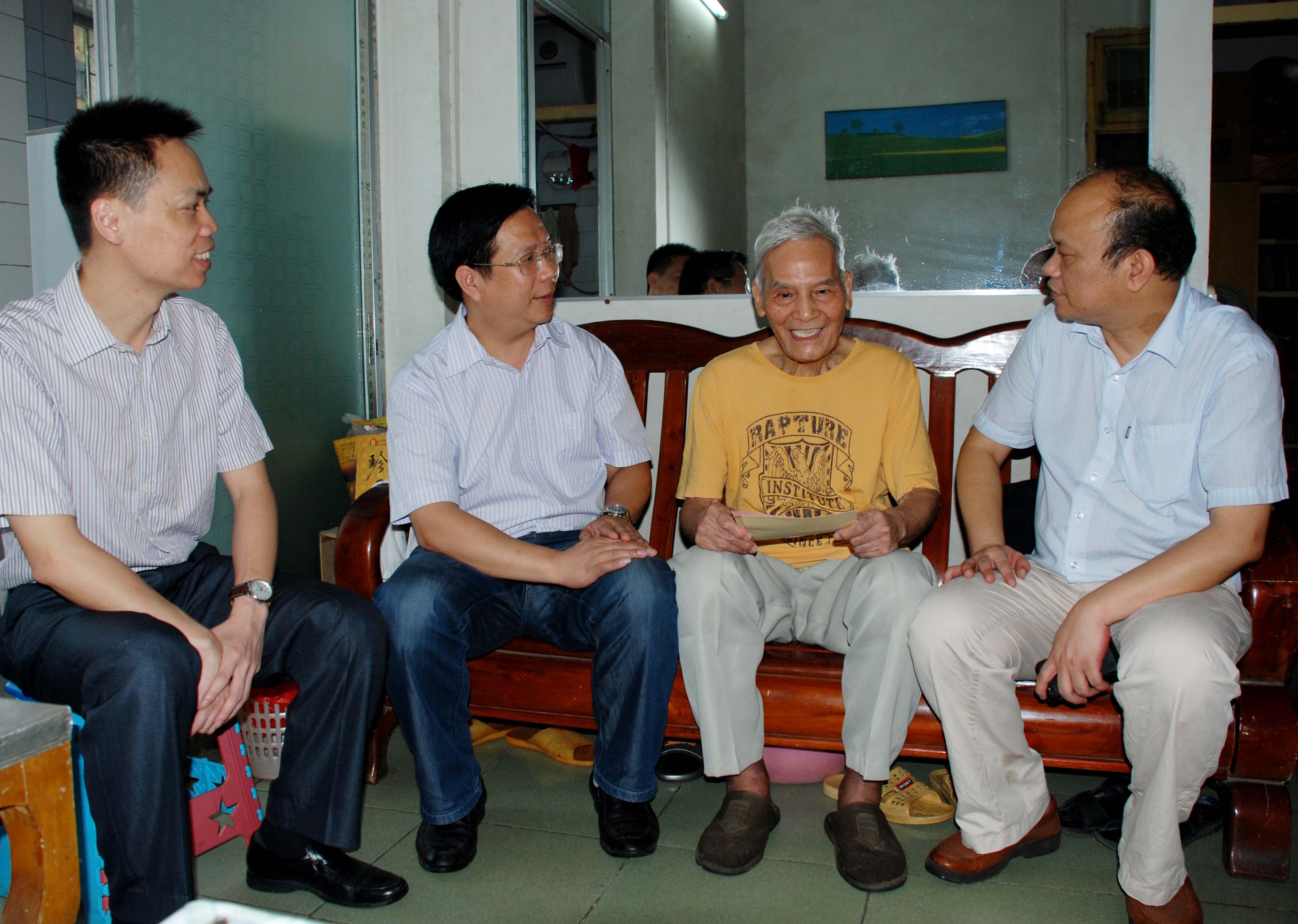 覃卫国副校长（左二）和有关部门负责人到家中看望离退休党员