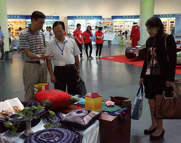 职师学院相关负责人给前来观展的教育厅领导介绍情况