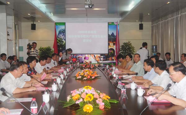 桂林市李志刚市长一行到我校进行教师节慰问。