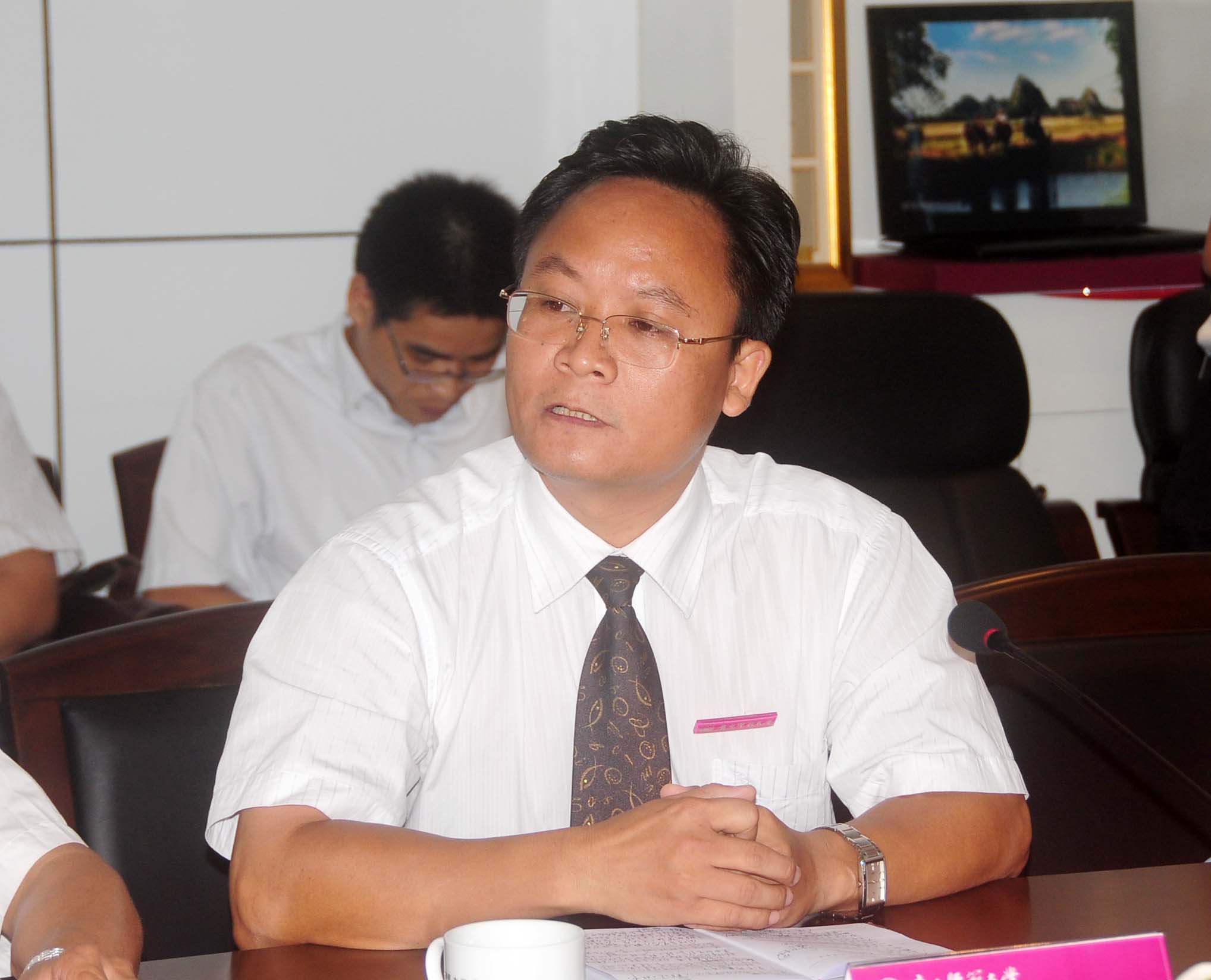 全国优秀教师、全国优秀思想政治理论课教师、政治与行政学院教授林春逸博士作为教师代表在座谈会上发言。