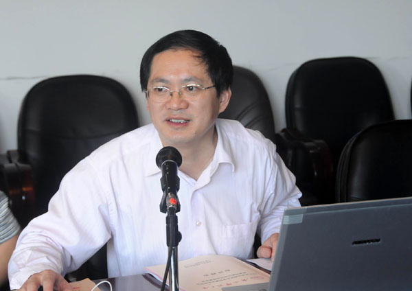 唐仁郭副书记代表学校进行汇报。