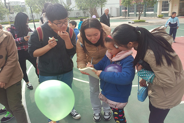 文学院学子与桂林电子科技大学学生在和孩子们交流