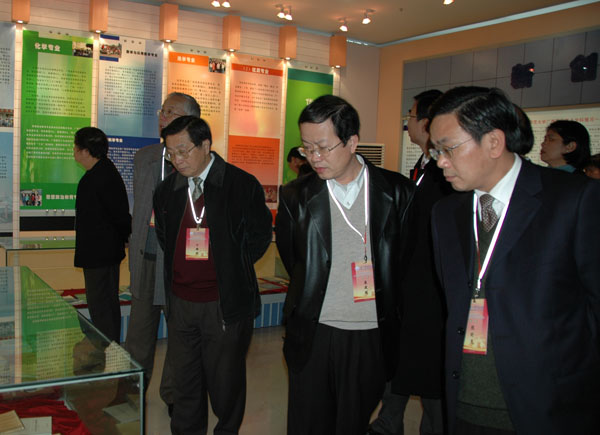 专家组参观我校本科教学成果展。