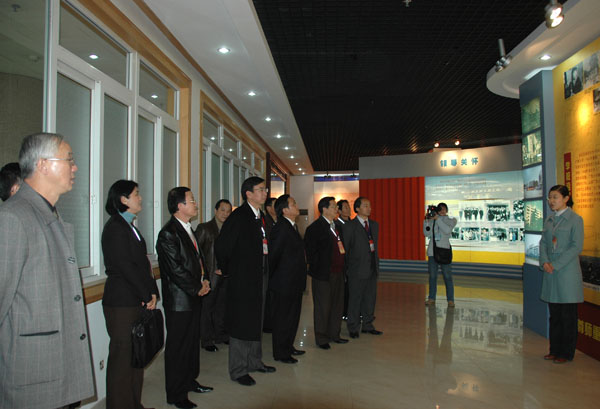 专家组参观我校本科教学成果展。