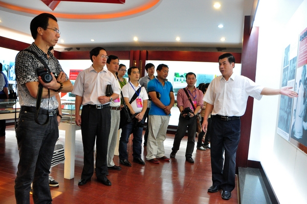 媒体记者们参观设在我校育才校区的越南学校纪念馆,了解学校办学历史(李显杨 摄)