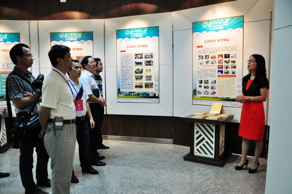 媒体记者们参观我校“人文强桂”展,深入了解我校人文社会科学研究现状和实力(大学生通讯社 李显杨 摄)