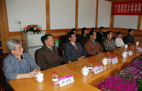 教育部评估专家组与我校部分离退休校领导、知名专家座谈。