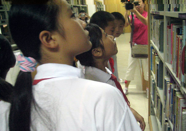 乡村留守儿童在参观图书馆。