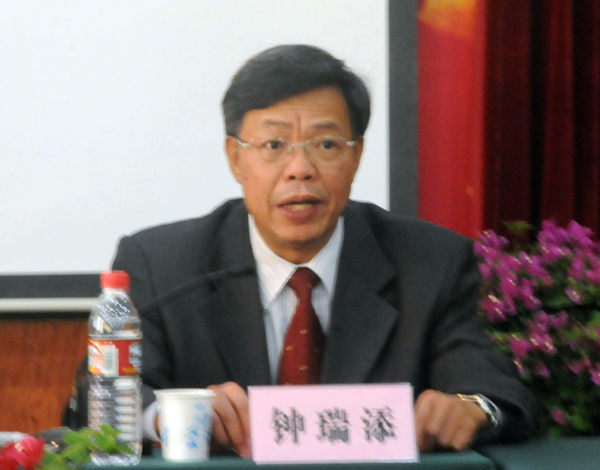 钟瑞添副校长在会上致辞。