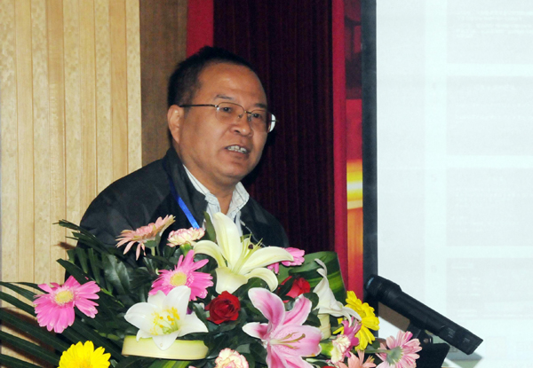 北师大数学与应用数学专业代表在做大会发言。