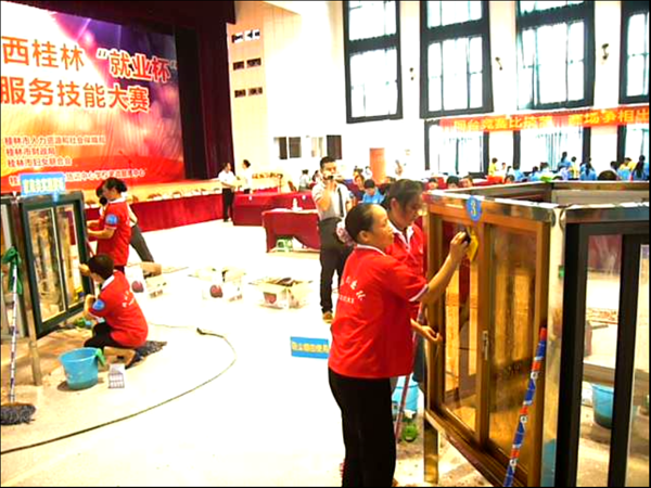 杨玲芳在桂林“就业杯”家政服务技能大赛之擦玻璃比赛现场