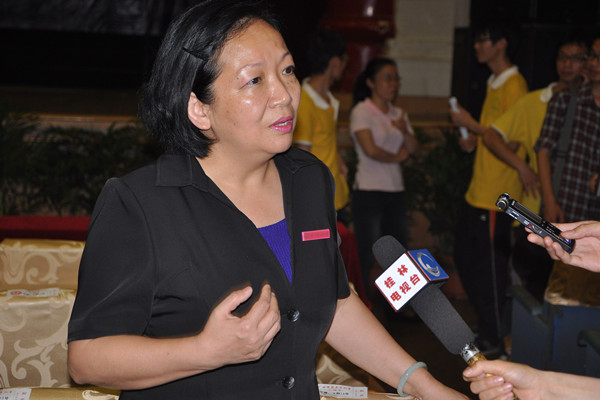 王枬书记在现场接受媒体专访 (大学生记者团 潘攀 摄)