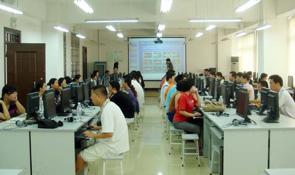 学员们上机操作实训。