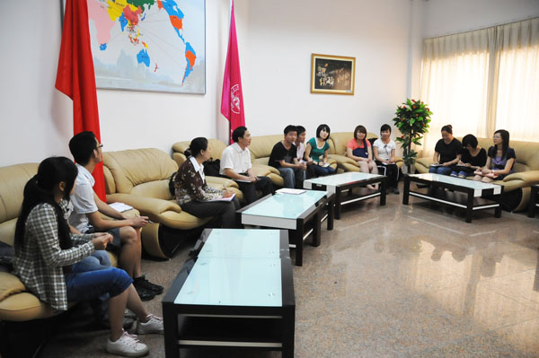 学生代表座谈会上,学生代表积极发言,气氛热烈